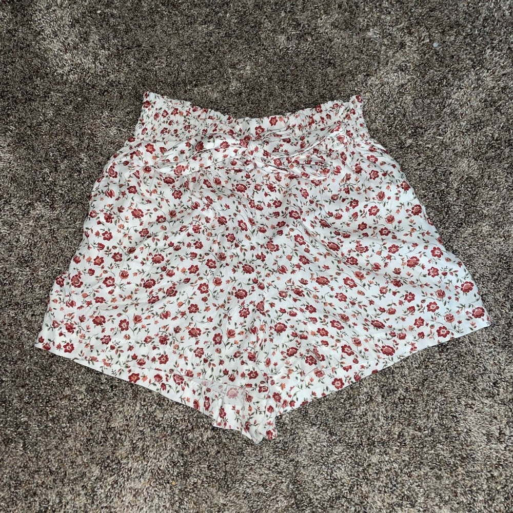 Medium, floral Hollister shorts with pockets